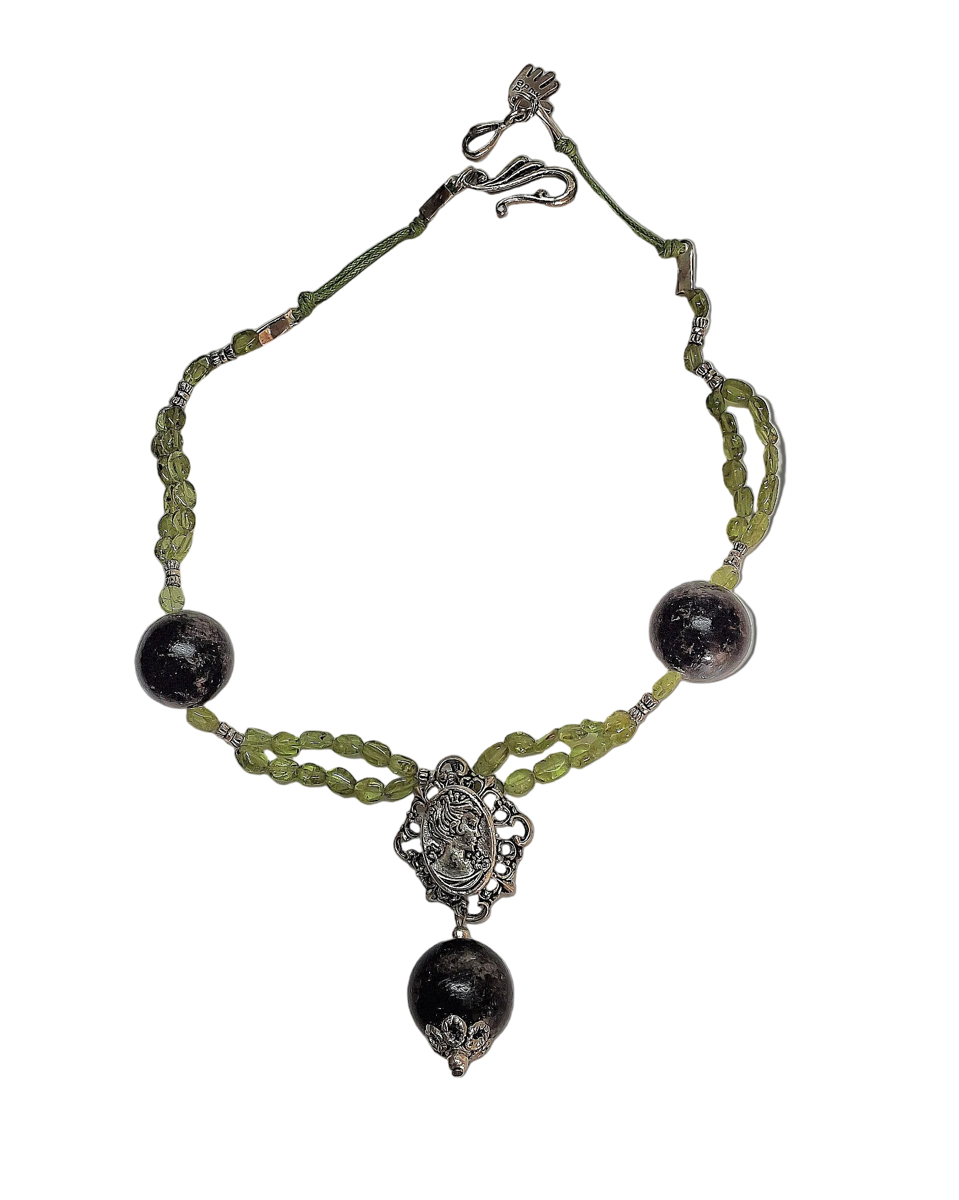 Collier en perlles de tourmalines noires et peridots véritables nacrelune.com collier