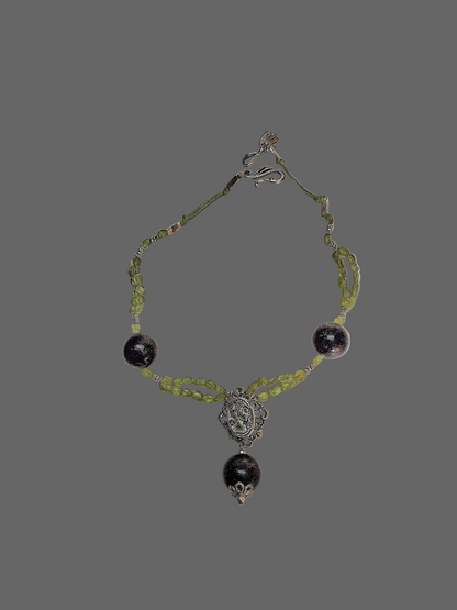Collier en perlles de tourmalines noires et peridots véritables NACRELUNE collier