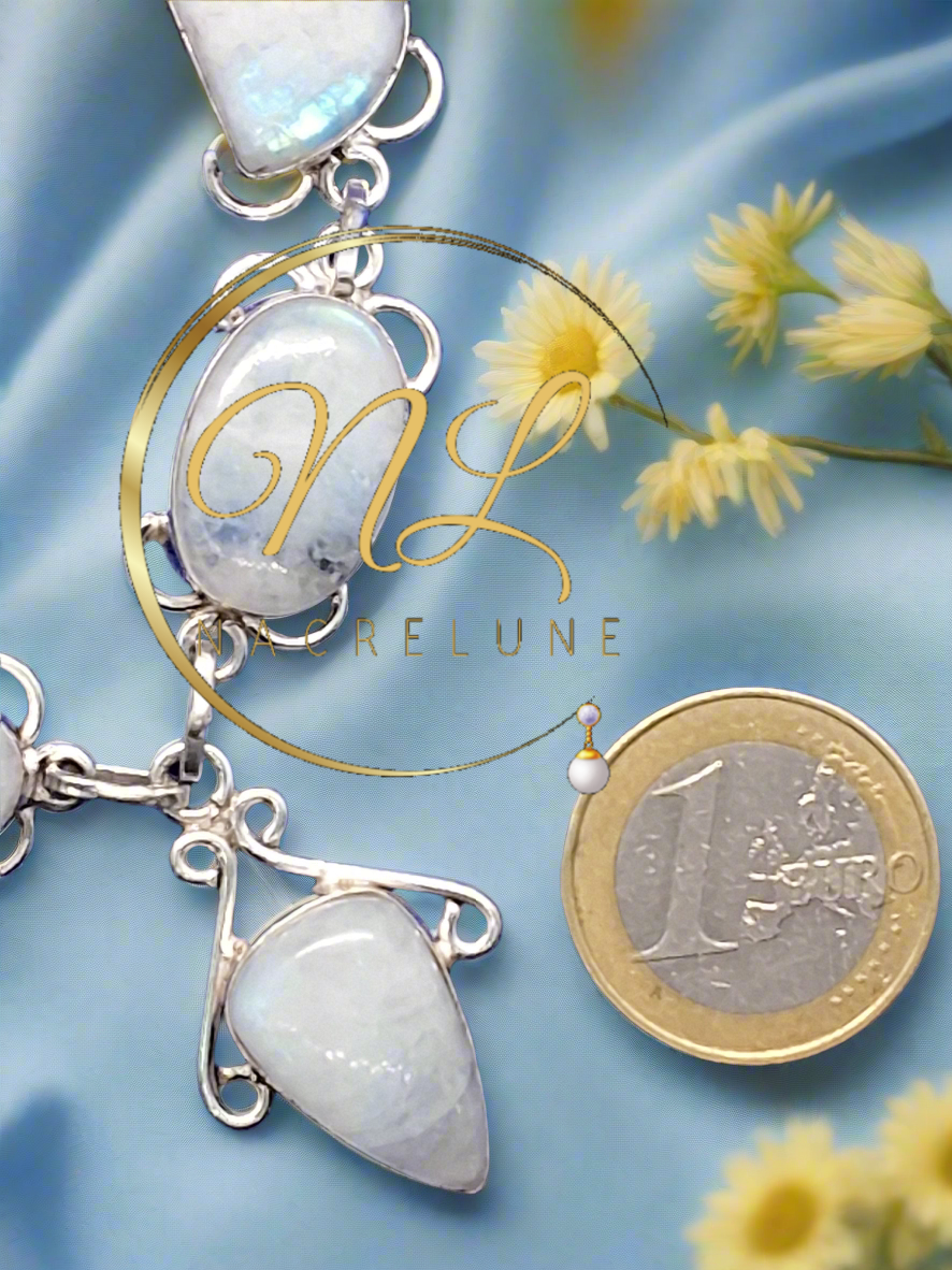 collier en argent véritable et de pierres de lune iridescentes.