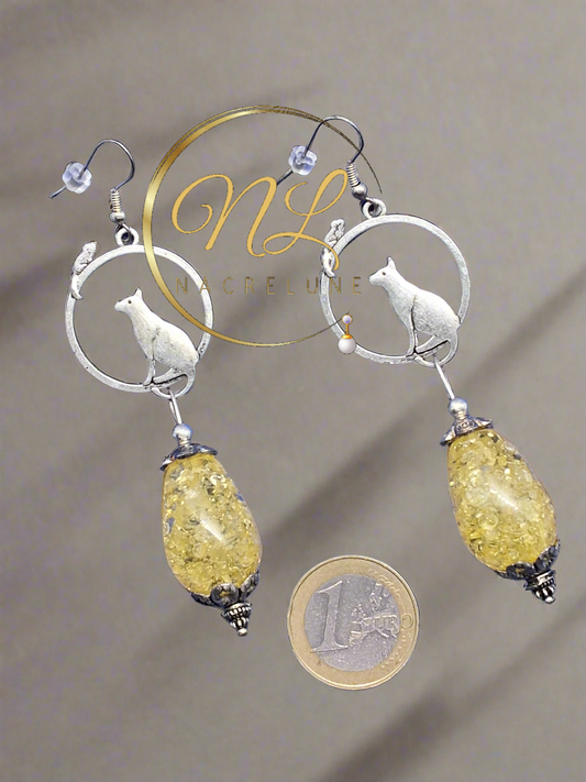boucles d’oreille chat avec grande perle d’ambre reconstituée 