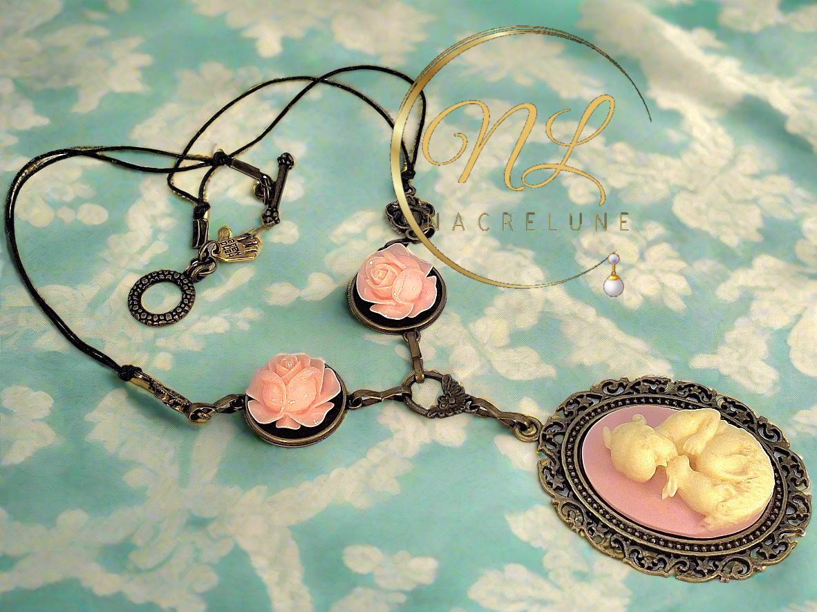 Collier avec roses et camée en résine : choisissez votre couleur