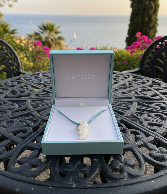 Pendentif hyppocampe en nacre avec son lien cuir NACRELUNE pendentif