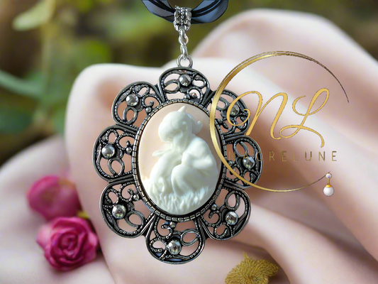 Grand pendentif camée orange représentant une petite fille et son lapin