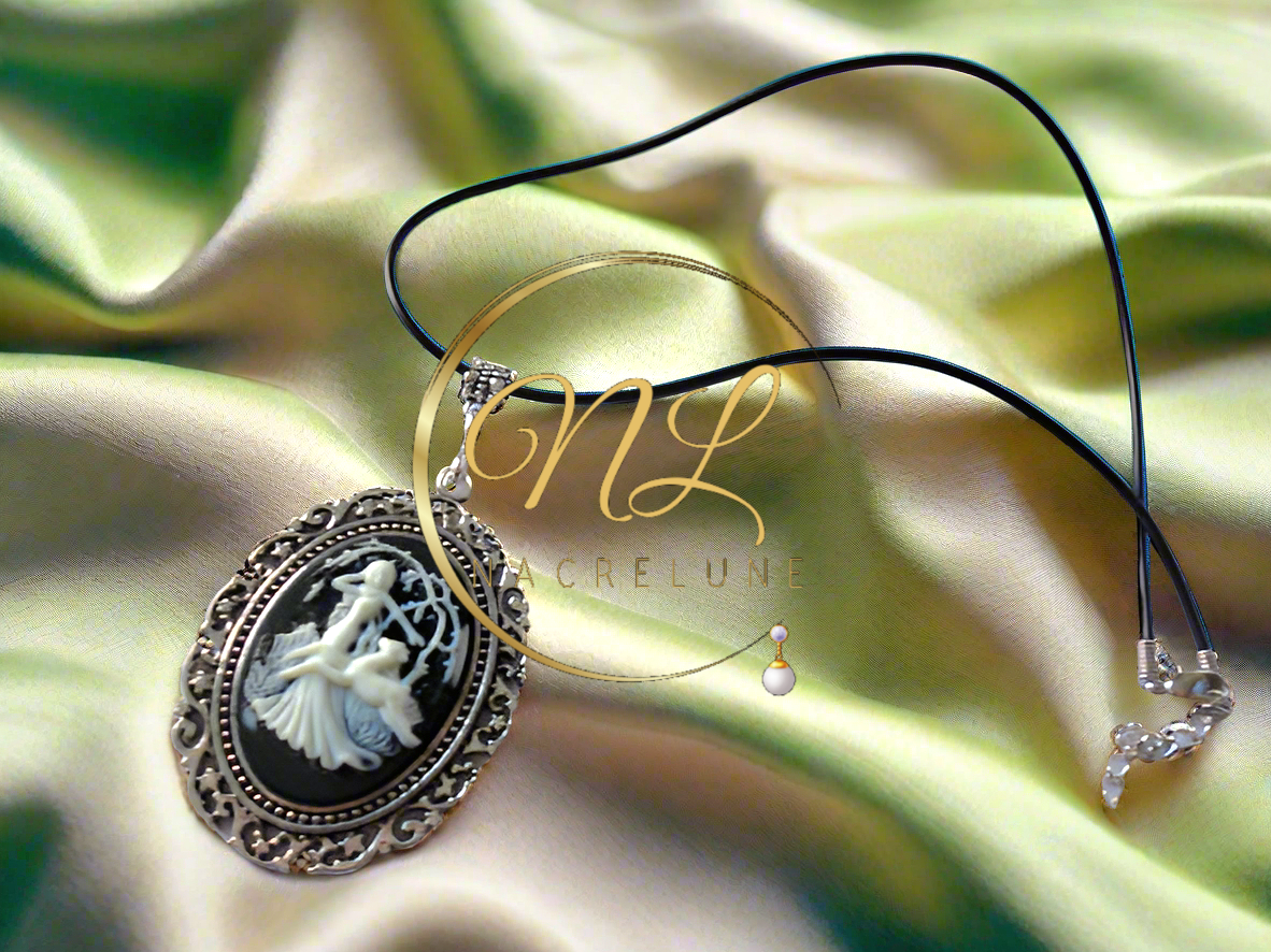 Grand pendentif camée représentant une scène de chasse antique  (blanc)
