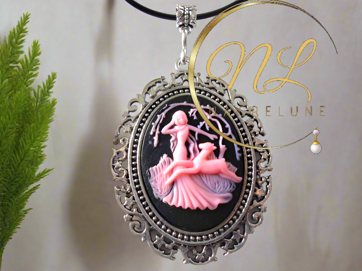 Grand pendentif camée représentant une scène de chasse antique (rose)
