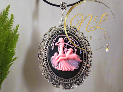 Grand pendentif camée représentant une scène de chasse antique (rose)