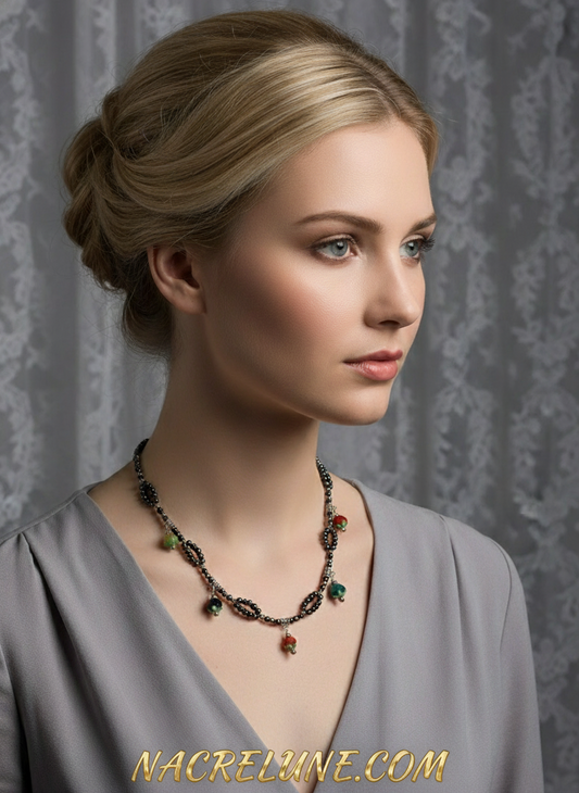 Collier en petites perles de culture noire avec des fleurs en verre multicolores NACRELUNE collier