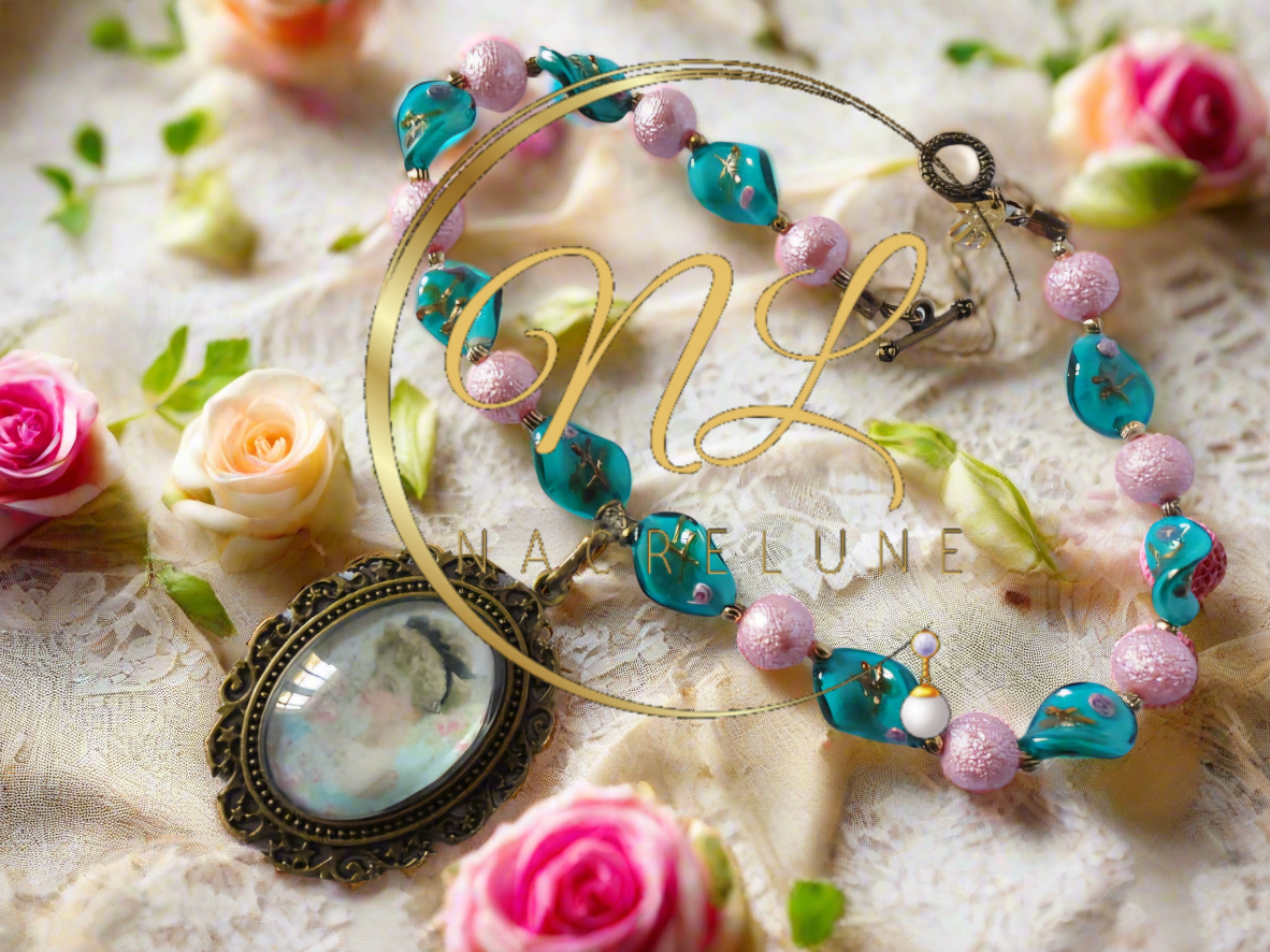 collier en perles de verre et acrylique avec grand camée victorien