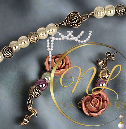 collier fantaisie en perles d'imitation et roses en résine