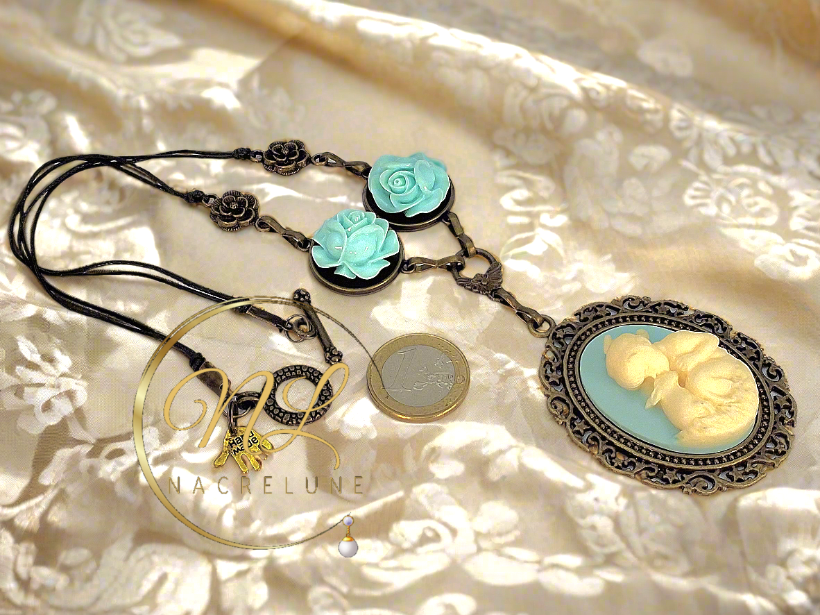 Collier avec roses et camée en résine : choisissez votre couleur
