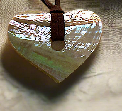 Pendentif coeur en nacre véritable sur lien de cuir