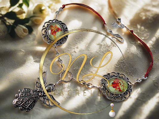 Collier fait de petits camées représentant un ange et des fées des fleurs