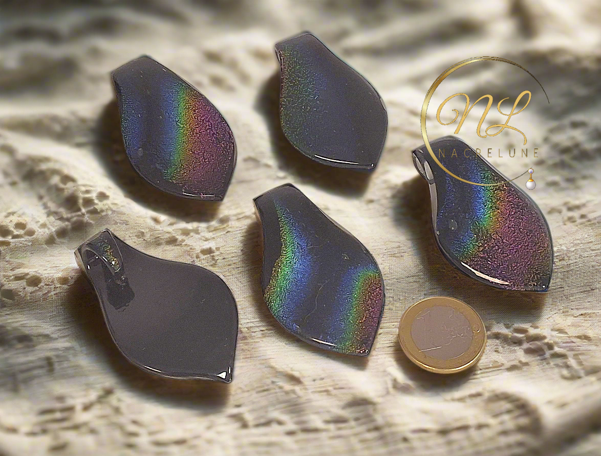 Pendentif en verre aux reflets multicolores nacrelune.com pendentif