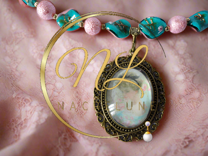 collier en perles de verre et acrylique avec grand camée victorien