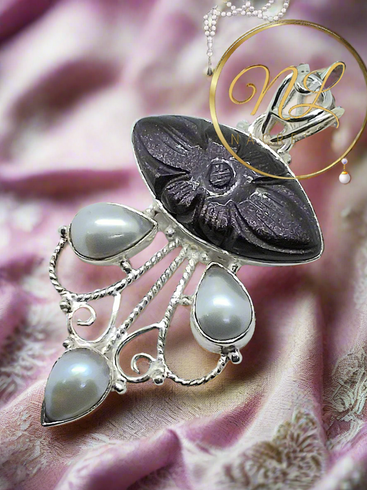 Pendentif argent 925 et pierre de soleil sculptée