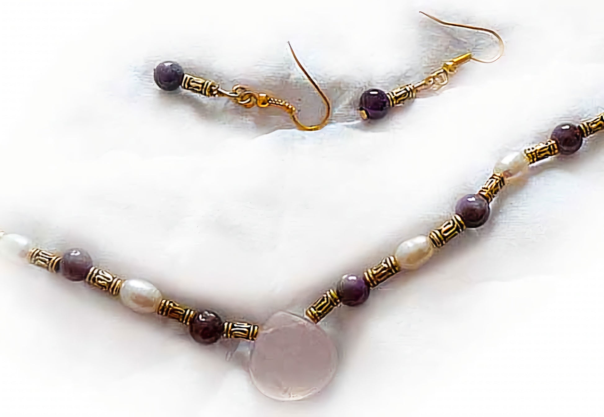 Parure petits rubis polis véritables avec perles de culture et pendentif quartz rose sculpté