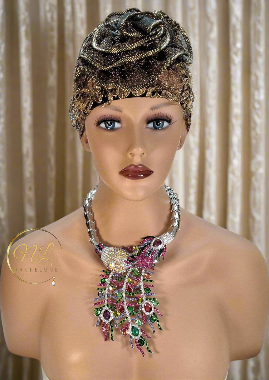 Collier en strass multicolores représentant un paon monté sur métal argenté