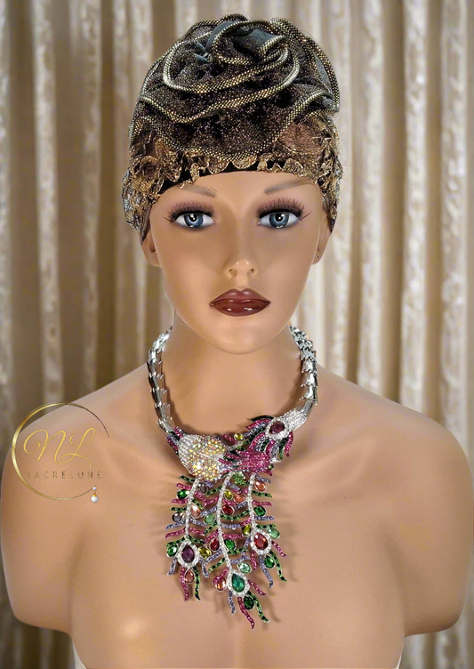 Collier en strass multicolores représentant un paon monté sur métal argenté