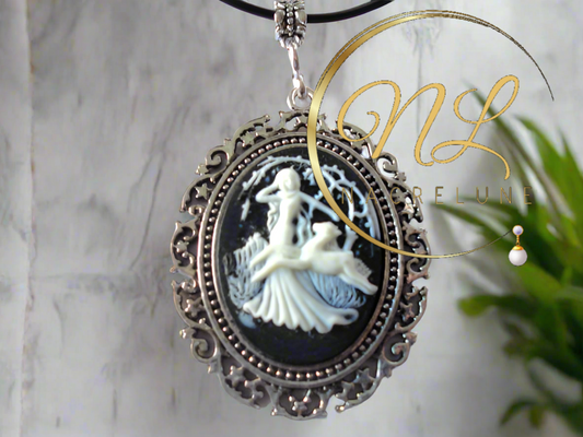 Grand pendentif camée représentant une scène de chasse antique  (blanc)