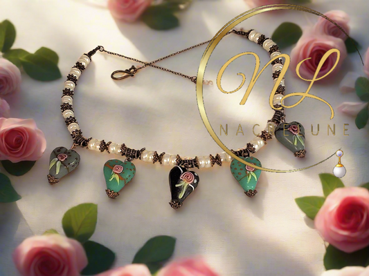 collier en perles de verre avec ses décorations en forme de coeurs