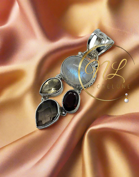 Pendentif Argent et Pierres Semi-Précieuses, conçu avec de l'argent véritable et des pierres précieuses comme le grenat, la pierre de lune, le quartz fumé et la citrine.
