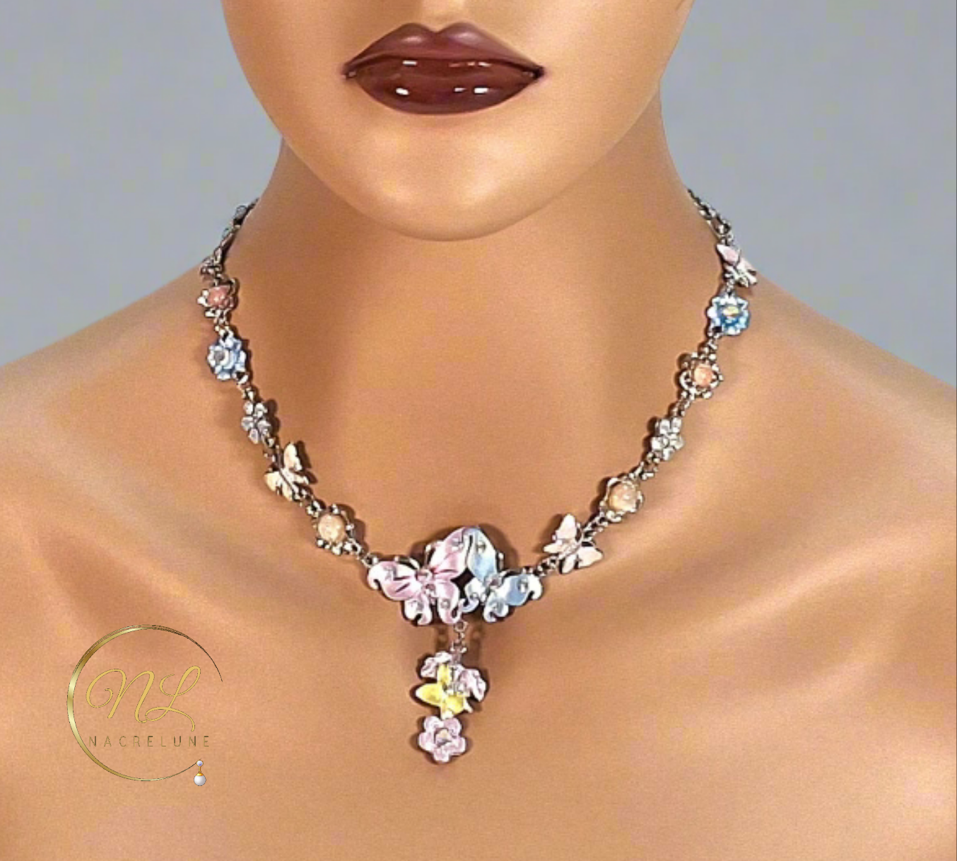 collier en émail rose et bleu avec fleurs et papillons