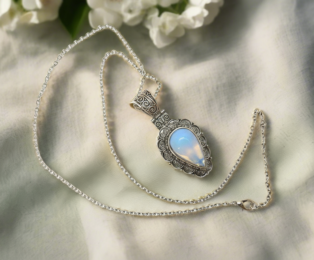 Pendentif fantaisie argenté avec opalite naturelle nacrelune.com pendentif