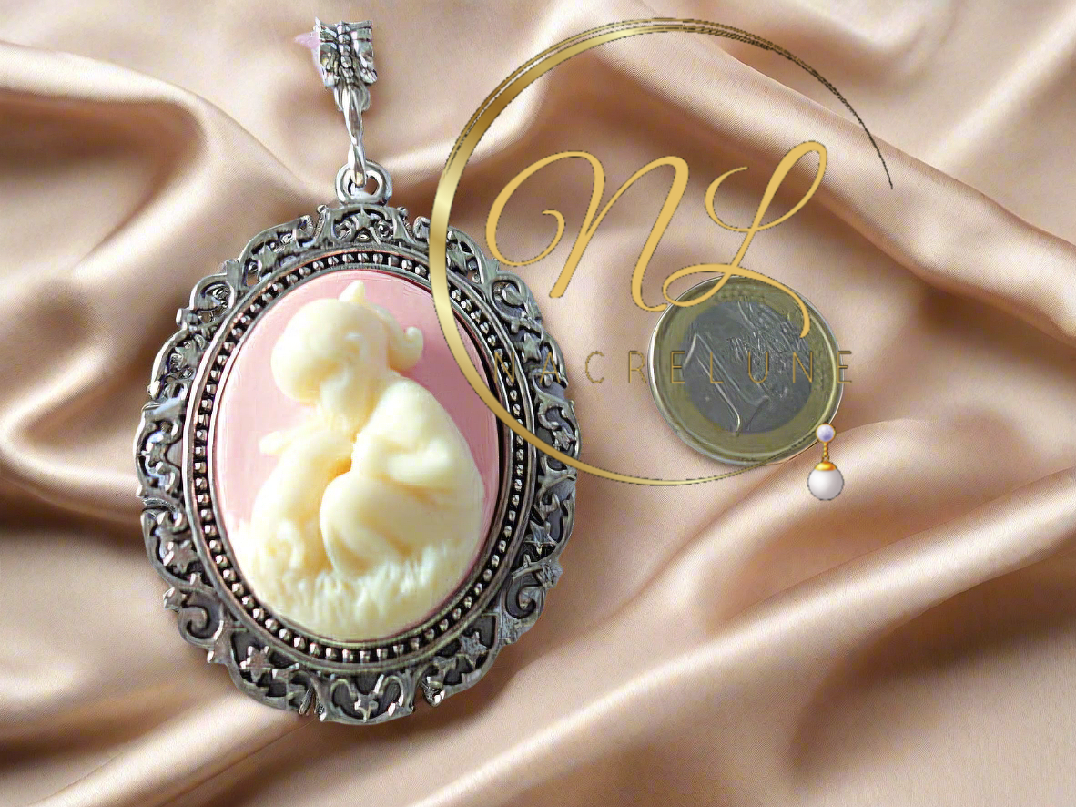 Grand pendentif camée rose représentant une petite fille et son lapin