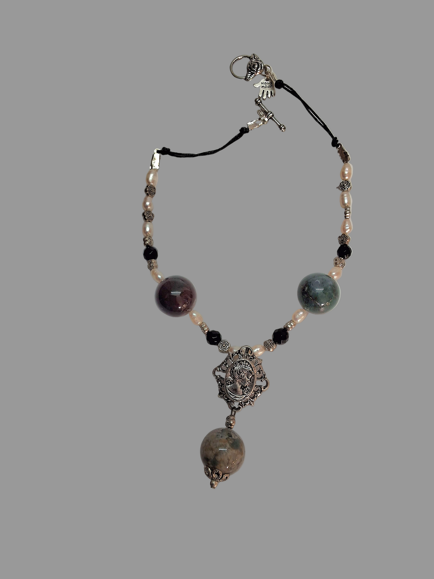 Collier en perles d' agates indiennes polies et petit camée en métal NACRELUNE collier