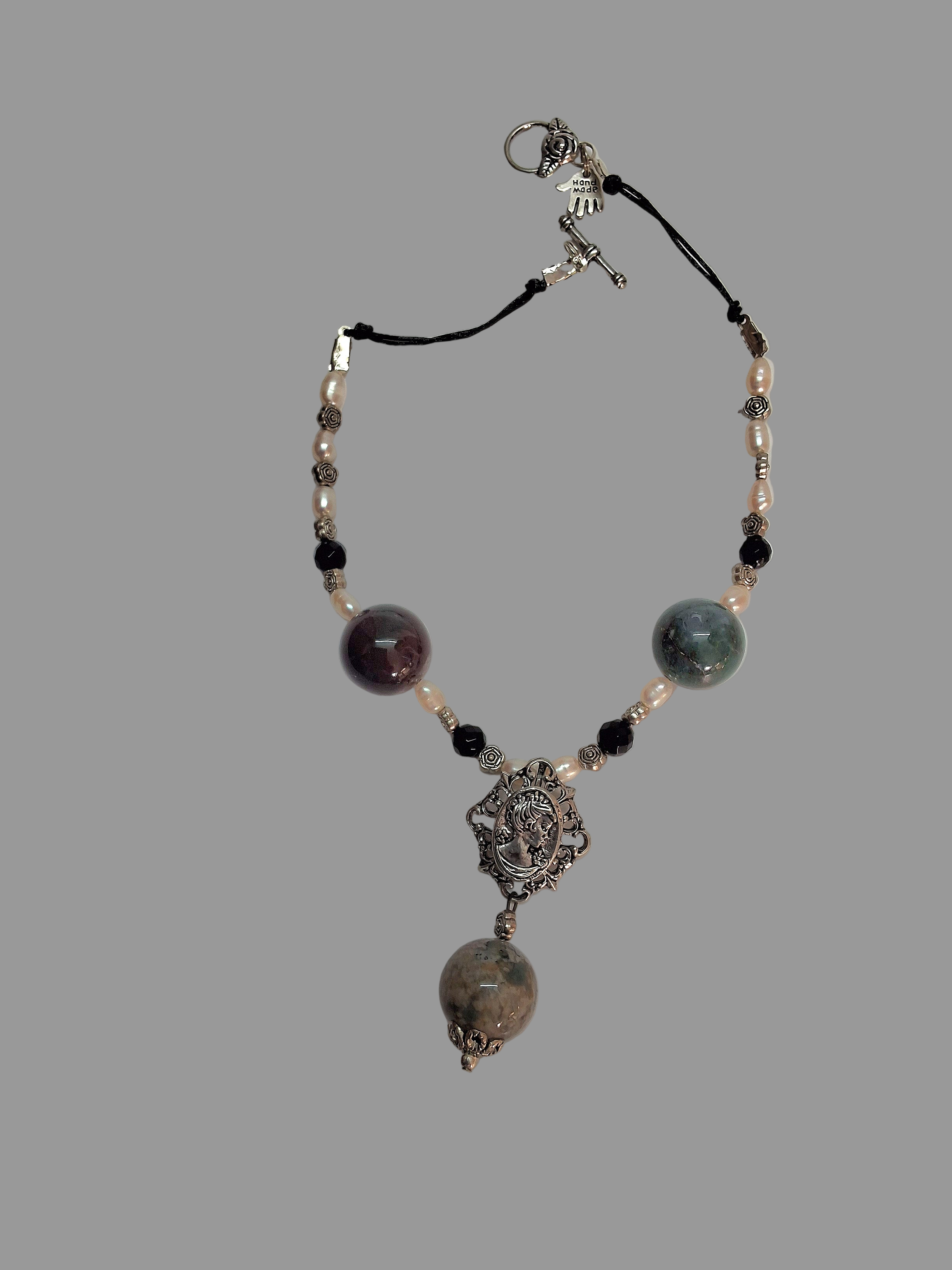 Collier en perles d' agates indiennes polies et petit camée en métal nacrelune.com collier