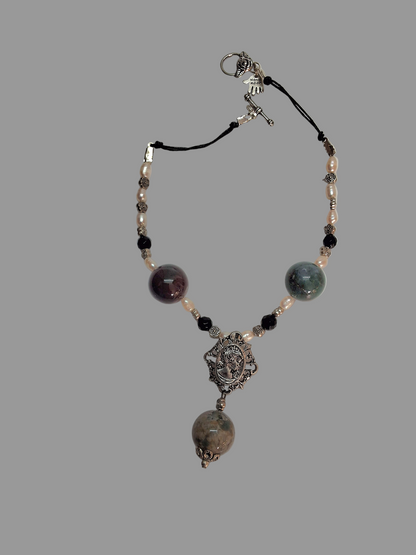 Collier en perles d' agates indiennes polies et petit camée en métal NACRELUNE collier