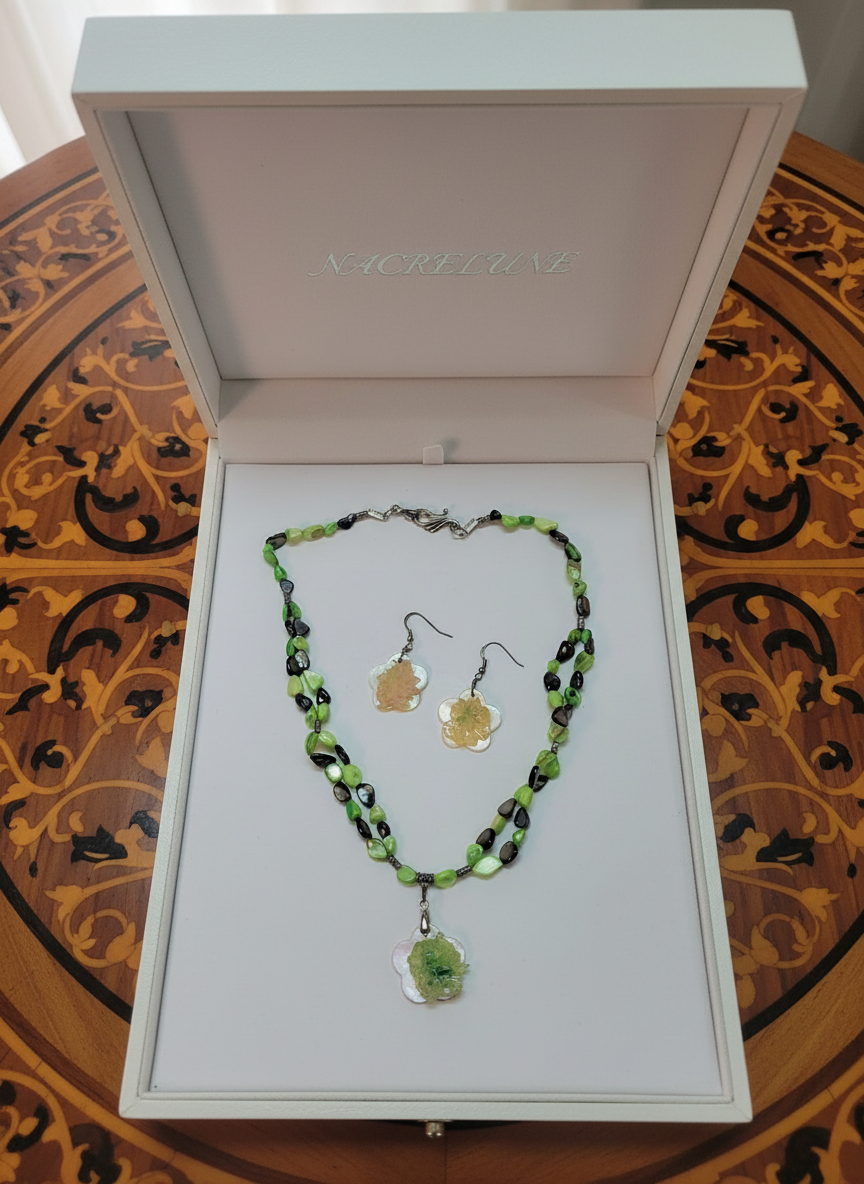 Parure perles de nacre colorées avec fleur en nacre nacrelune.com parure
