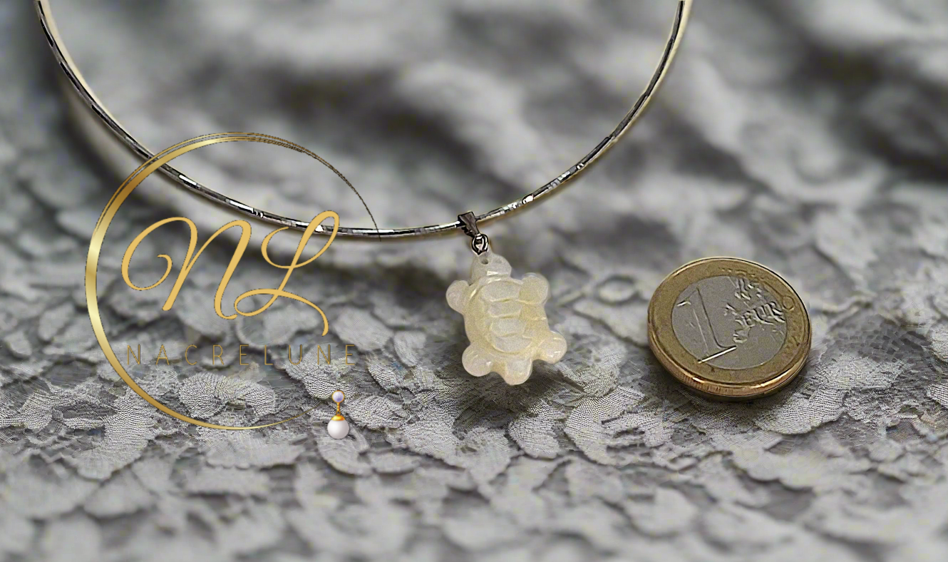 Pendentif en nacre en forme de tortue