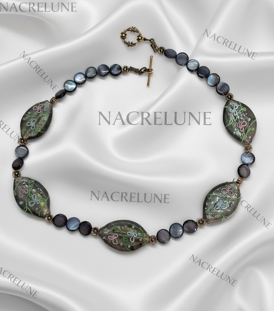 Collier en pastilles de nacre bleu et grandes perles de verre peintes à la main nacrelune.com collier