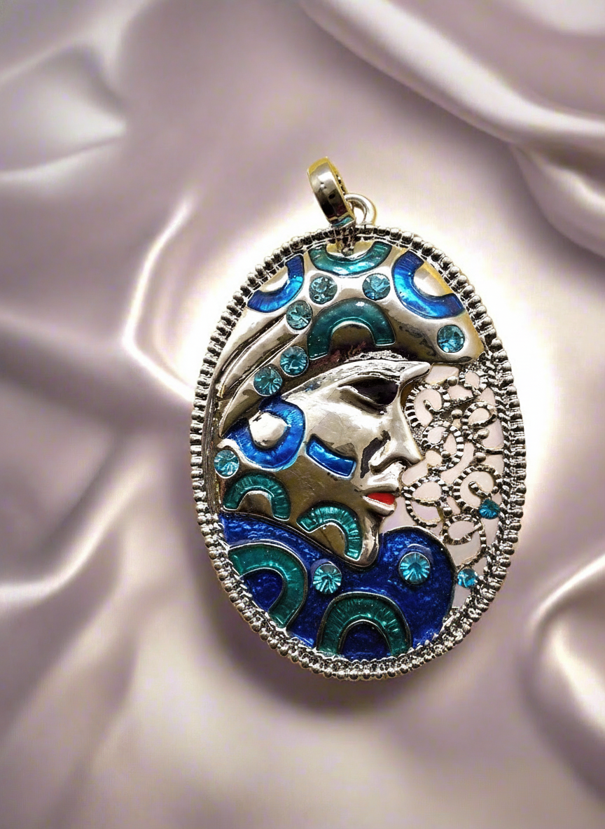 Pendentif en forme de masque, choisissez votre couleur Bleu NACRELUNE collier