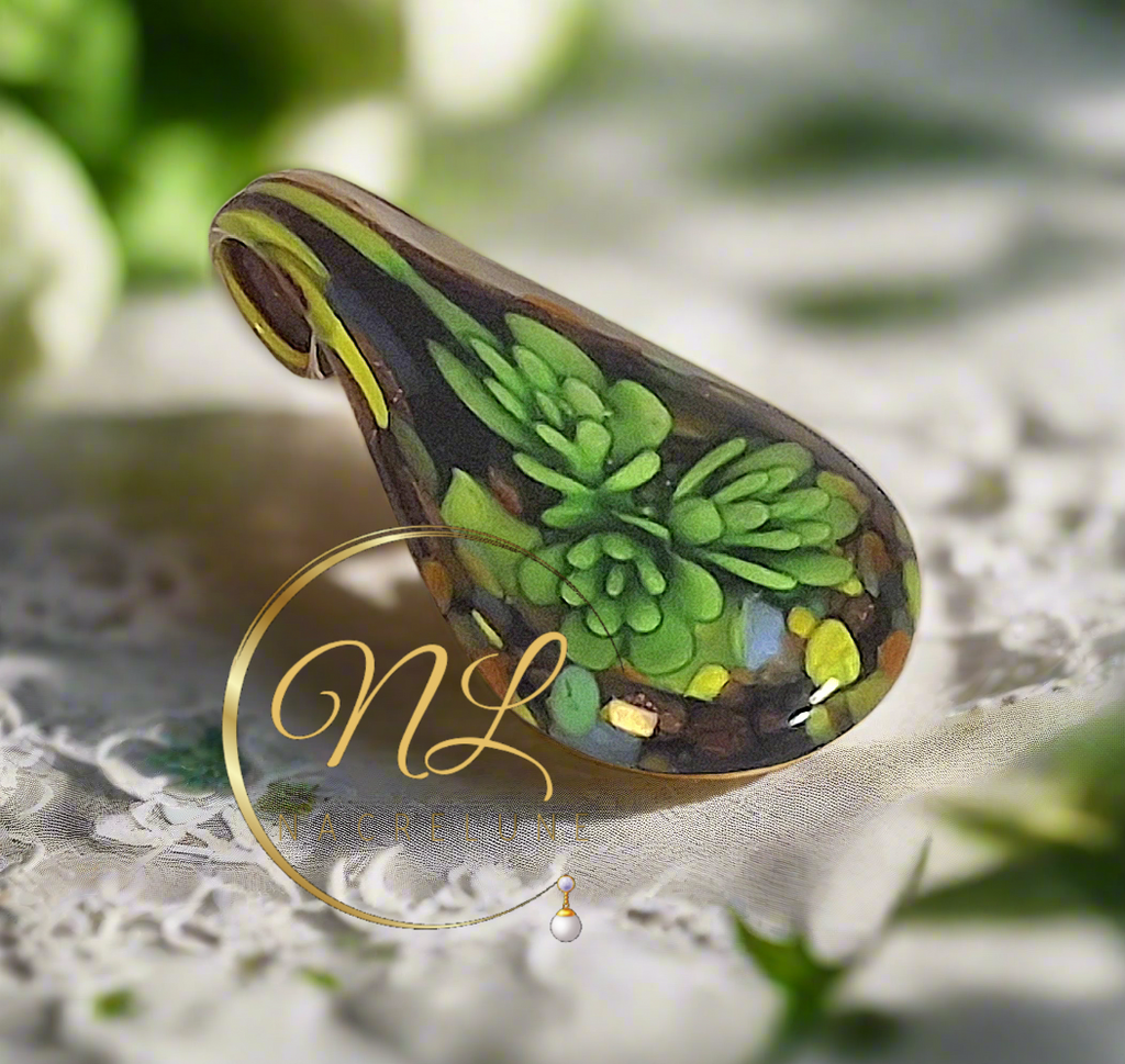 Pendentif en verre représentant une fleur colorée Vert nacrelune.com pendentif