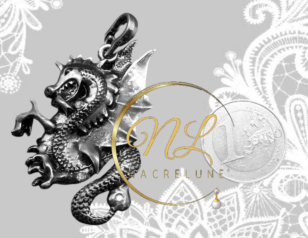 Pendentif en forme de dragon, choisissez votre couleur. nacrelune.com collier