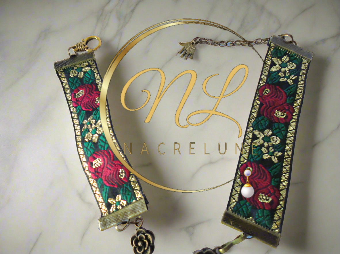 collier avec ruban brocard et pendentif camée métallique