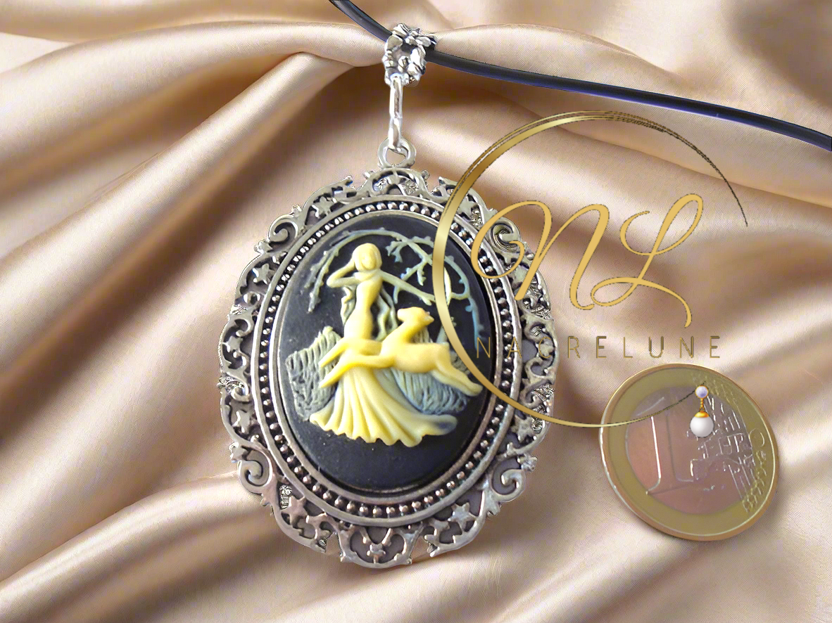 Grand pendentif camée représentant une scène de chasse antique (noir )