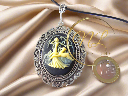 Grand pendentif camée représentant une scène de chasse antique (noir )