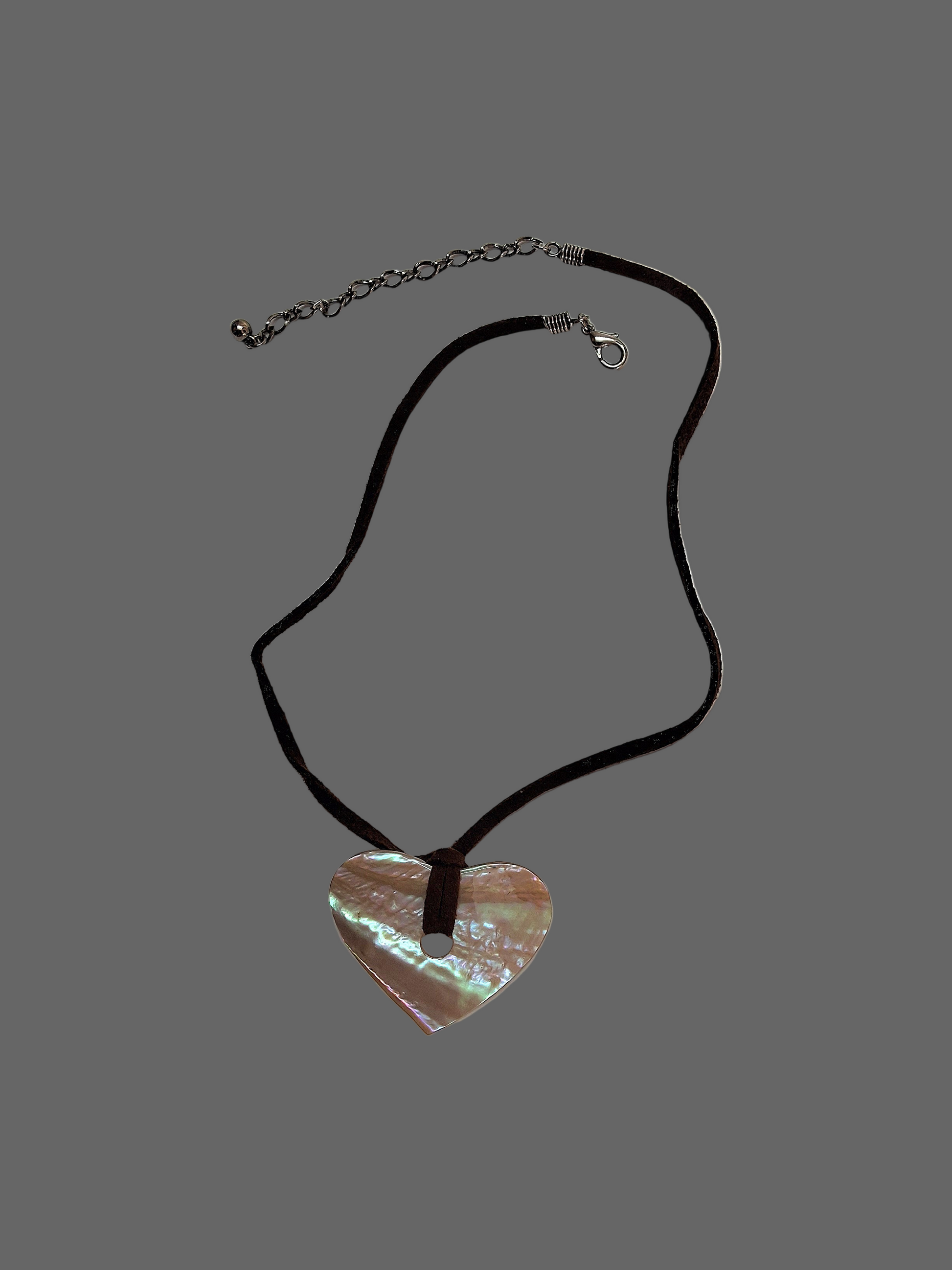 Pendentif coeur en nacre véritable sur lien de cuir NACRELUNE collier