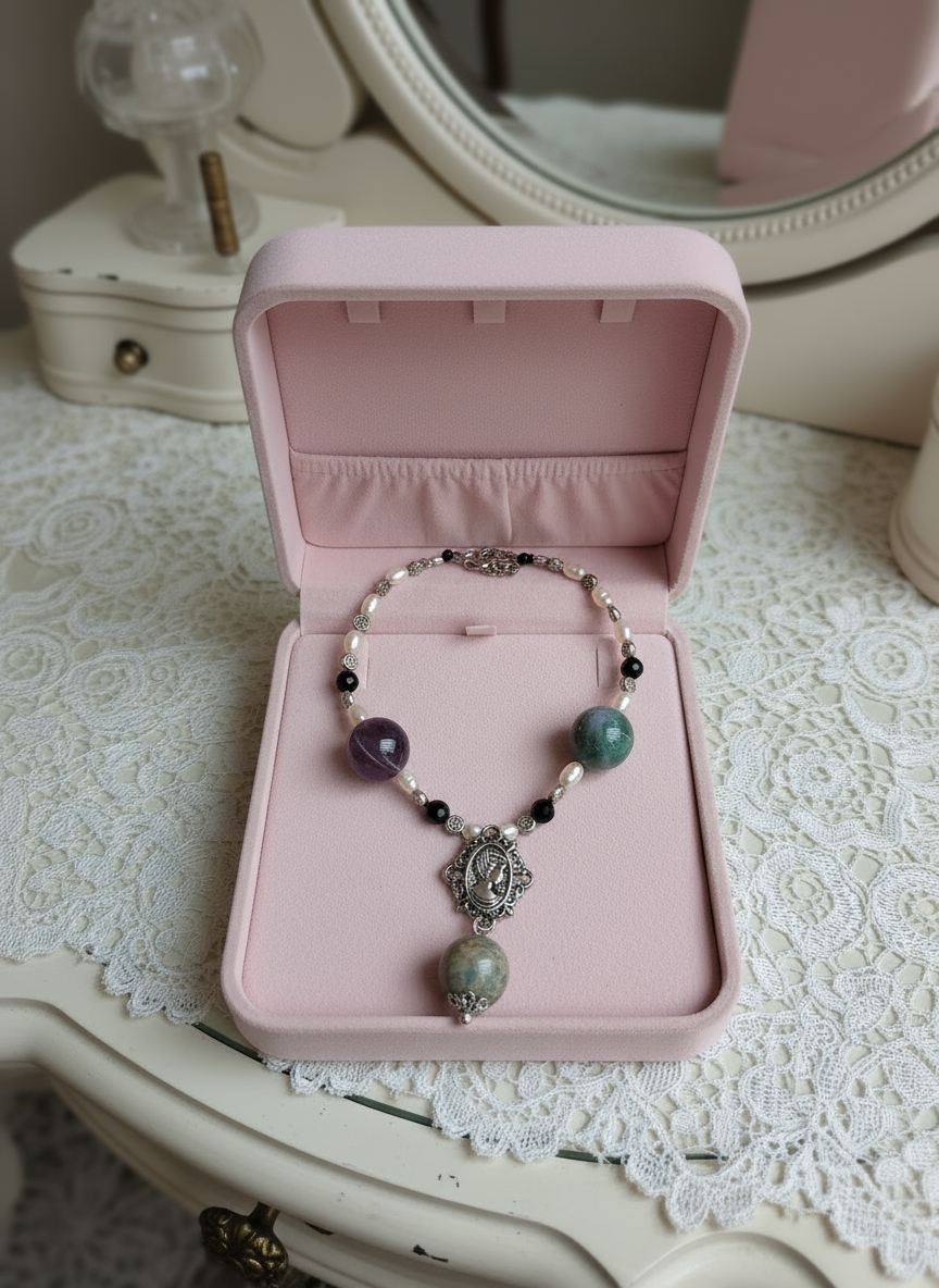 Collier en perles d' agates indiennes polies et petit camée en métal NACRELUNE collier