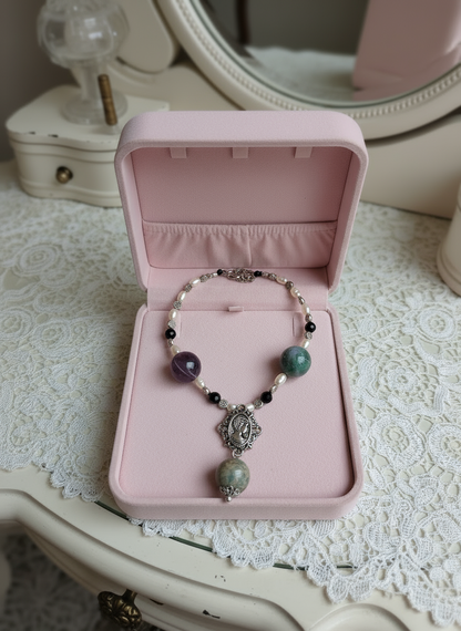 Collier en perles d' agates indiennes polies et petit camée en métal NACRELUNE collier