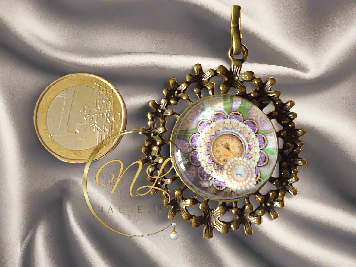 Pendentif camée dans les tons mauve de style Steampunk