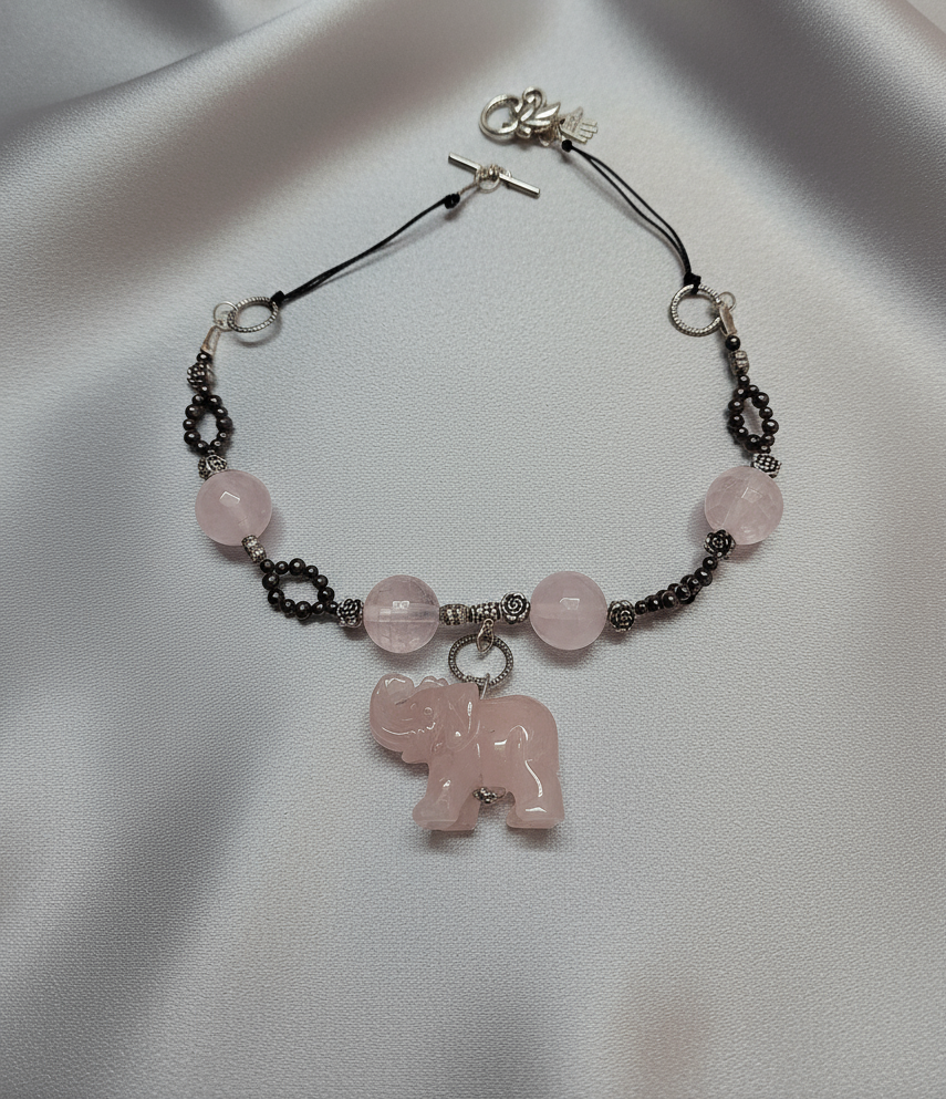 Collier en perles et elephant sculpté en quartz rose véritable nacrelune.com collier