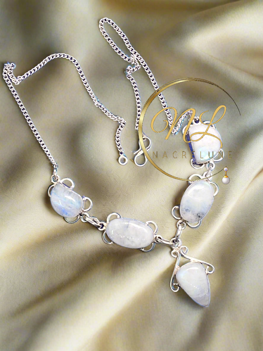 collier en argent véritable et de pierres de lune iridescentes.