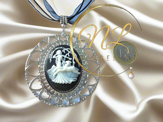Pendentif festonné avec camée représentant une scène de chasse antique (noir)