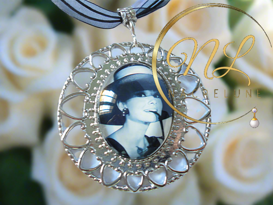 Grand pendentif camée avec la photo d'Audrey Hepburn