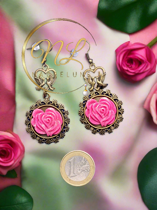ravissantes boucles d’oreille romantiques en forme de colombes, ornées de délicieuses roses pailletées