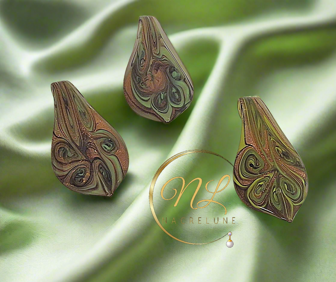 Pendentif en verre décoré décoré et artistique nacrelune.com pendentif